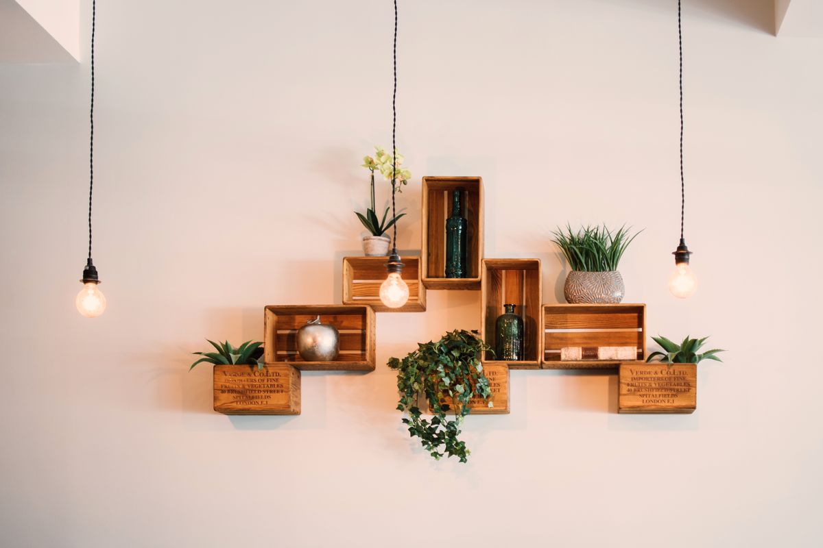 Cadeautafel: houten tray met mok, glas en groen
